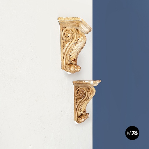 [2220002532] Capitelli in gesso marrone, 1990 ca.