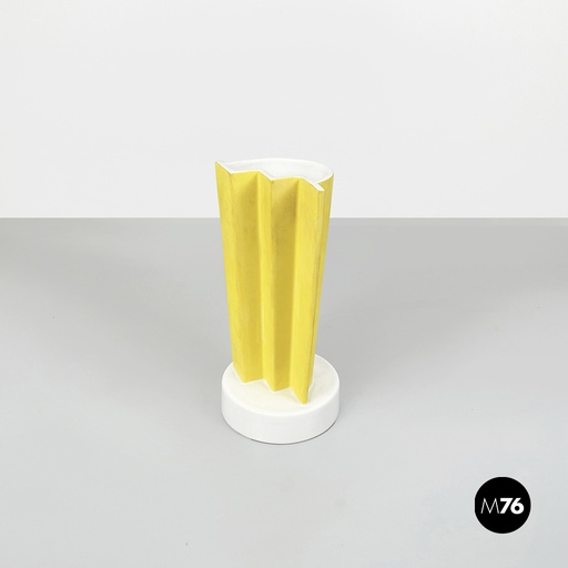 [2220002641] Vaso in ceramica, Ettore Sottsass, Sarri, giallo, 1990 ca.