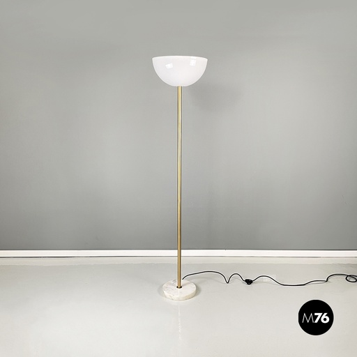 [2220003181] Lampada da terra in plexiglass opalino, metallo e marmo, 1970 ca.